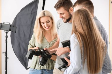 Stüdyoda bir grup genç fotoğrafçı