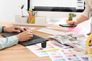 Ofiste çalışan meslektaşı ile grafik tasarımcısı