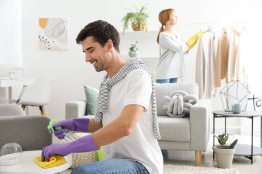 Genç çift dairelerini temizliyor.