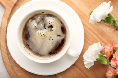 Tepside bir fincan kahve, yakından.