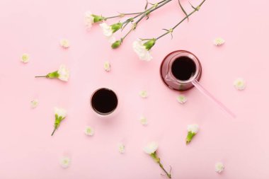 Arka planda bahar çiçekleri olan lezzetli kahve.