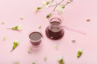 Arka planda bahar çiçekleri olan lezzetli kahve.