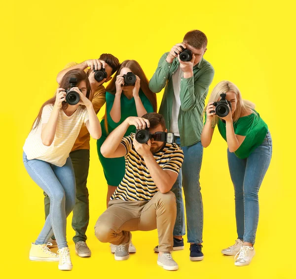 Groep Jonge Fotografen Kleur Achtergrond — Stockfoto