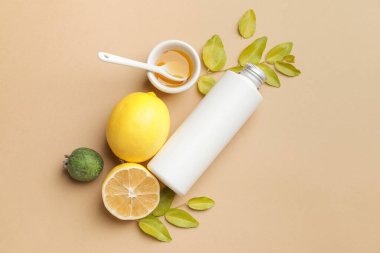 Renkli arka planda doğal kozmetik ürünü şişesiyle kompozisyon