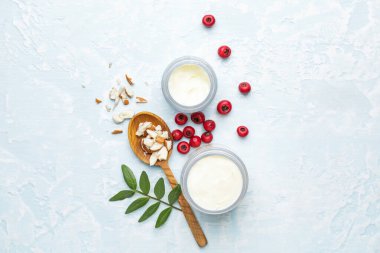 Renk arkaplanında doğal krema kavanozları olan kompozisyon