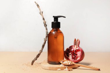 Hafif arka planda doğal kozmetik yağı ve nar bileşimi