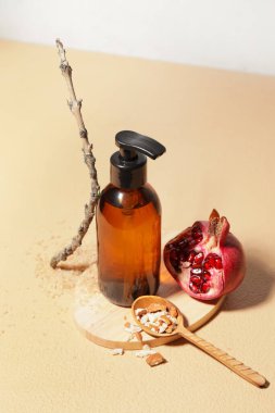 Renkli arka planda doğal kozmetik yağı ve nar bileşimi