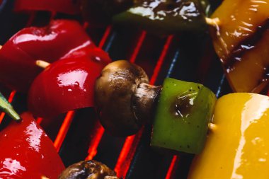 Izgarada lezzetli sebzeler pişiyor.