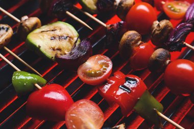 Izgarada lezzetli sebzeler pişiyor.
