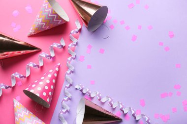 Renkli arka planda parti şapkaları olan kompozisyon