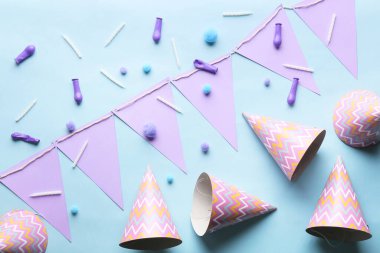 Renkli arka planda parti şapkaları olan kompozisyon