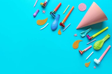 Renkli arka planda parti şapkası olan kompozisyon