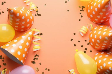 Renkli arka planda parti şapkaları olan kompozisyon