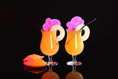 Esmer arka planda bir bardak lezzetli mango margaritası.