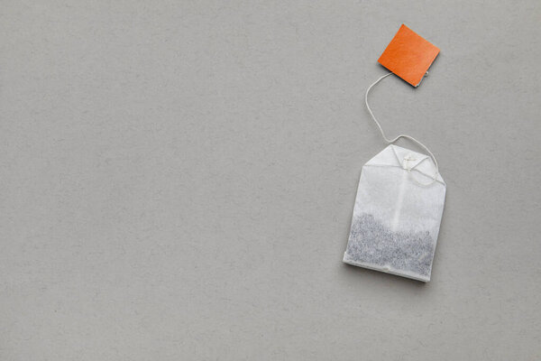 Пакет чая на сером фоне