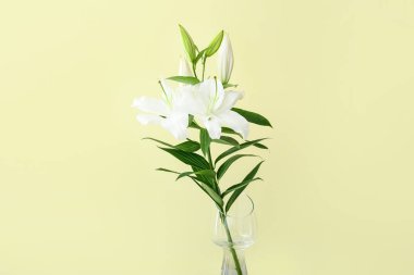 Renkli çiçekli güzel bir vazo.