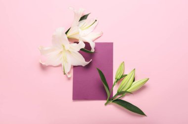 Güzel zambak çiçekleri ve arkaplandaki boş kart