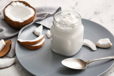 Hafif arka planda hindistan cevizi kremalı kavanoz.