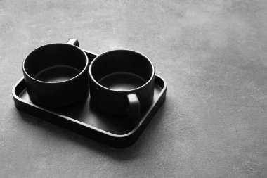 Koyu arkaplanda şık bardaklar