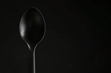 Koyu arkaplanda şık kaşık