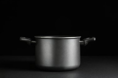 Esmer arka planda tencere pişirme