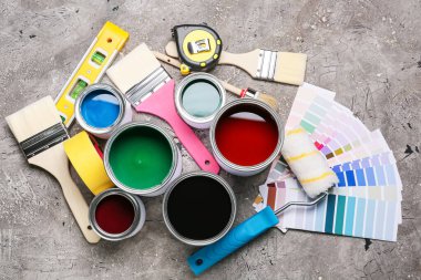 Grunge arkaplanındaki boya ve araçların konserveleri