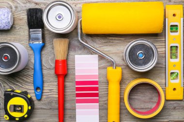 Ahşap arka planda boya ve araç gereçleri