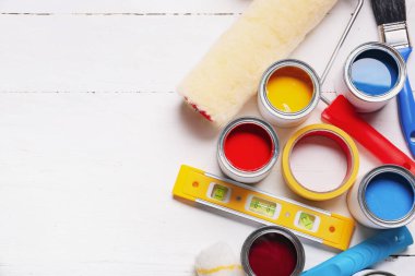 Açık ahşap zemin üzerinde boya ve araç gereçleri