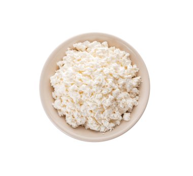 Beyaz arka planda süzme peynirli kase