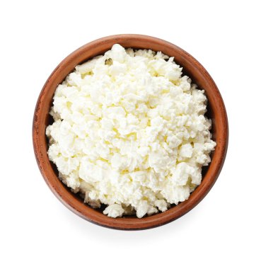 Beyaz arka planda süzme peynirli kase