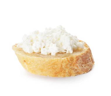 Beyaz arka planda süzme peynirli ekmek