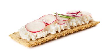 Süzme peynirli çıtır ekmek ve beyaz arka planda turp.