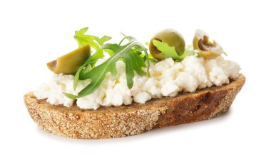 Beyaz arka planda süzme peynir, zeytin ve roka ile ekmek.