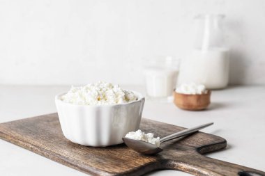 Açık arkaplanda süzme peynirli kase