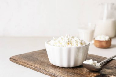 Açık arkaplanda süzme peynirli kase