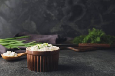 Koyu arkaplanda süzme peynirli kase