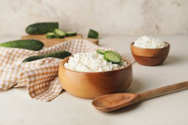 Açık arkaplanda süzme peynirli kaseler