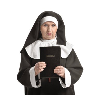 Beyaz arka planda İncil 'i olan baş rahibe.