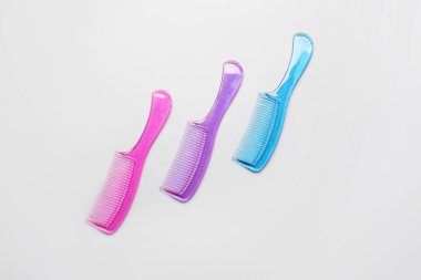 Gri arkaplanda plastik saç tarakları