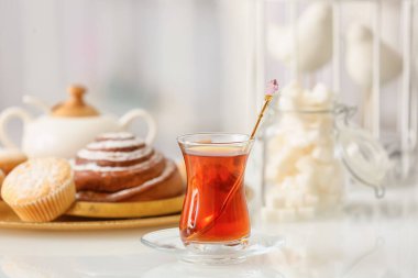 Masada bir fincan sıcak çay