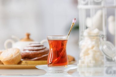 Masada bir fincan sıcak çay