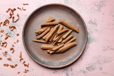 Renkli arkaplanda lezzetli çikolata kıvırcıkları