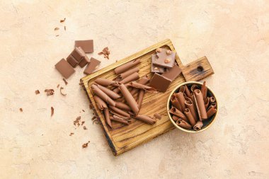 Hafif arka planda lezzetli çikolata bukleleri olan tahta