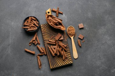 Koyu arkaplanda lezzetli çikolata kıvırcıkları