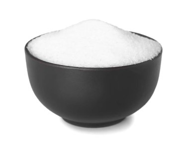 Beyaz arkaplanda bir kase tuz