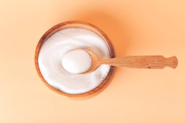 Renkli arkaplanda bir kase tuz