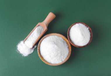 Renkli arkaplanda bir kase tuz