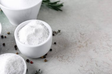 Hafif arkaplanda bir kase tuz