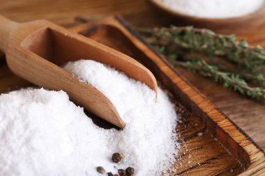 Ahşap arka planda tuzlu kepçe