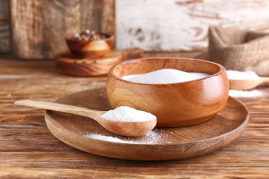 Ahşap arka planda bir kase tuz